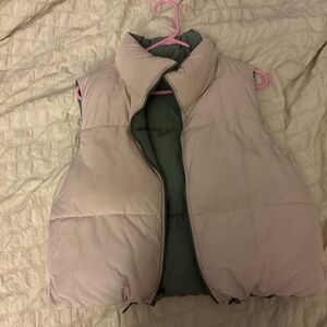 Reversible green and beige sleeveless puffer jacket